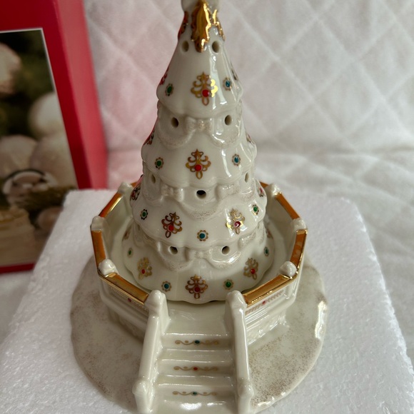 Lenox Village Treasures Collection Christmas Tree with Gold Dust and Trim. - Picture 1 of 7